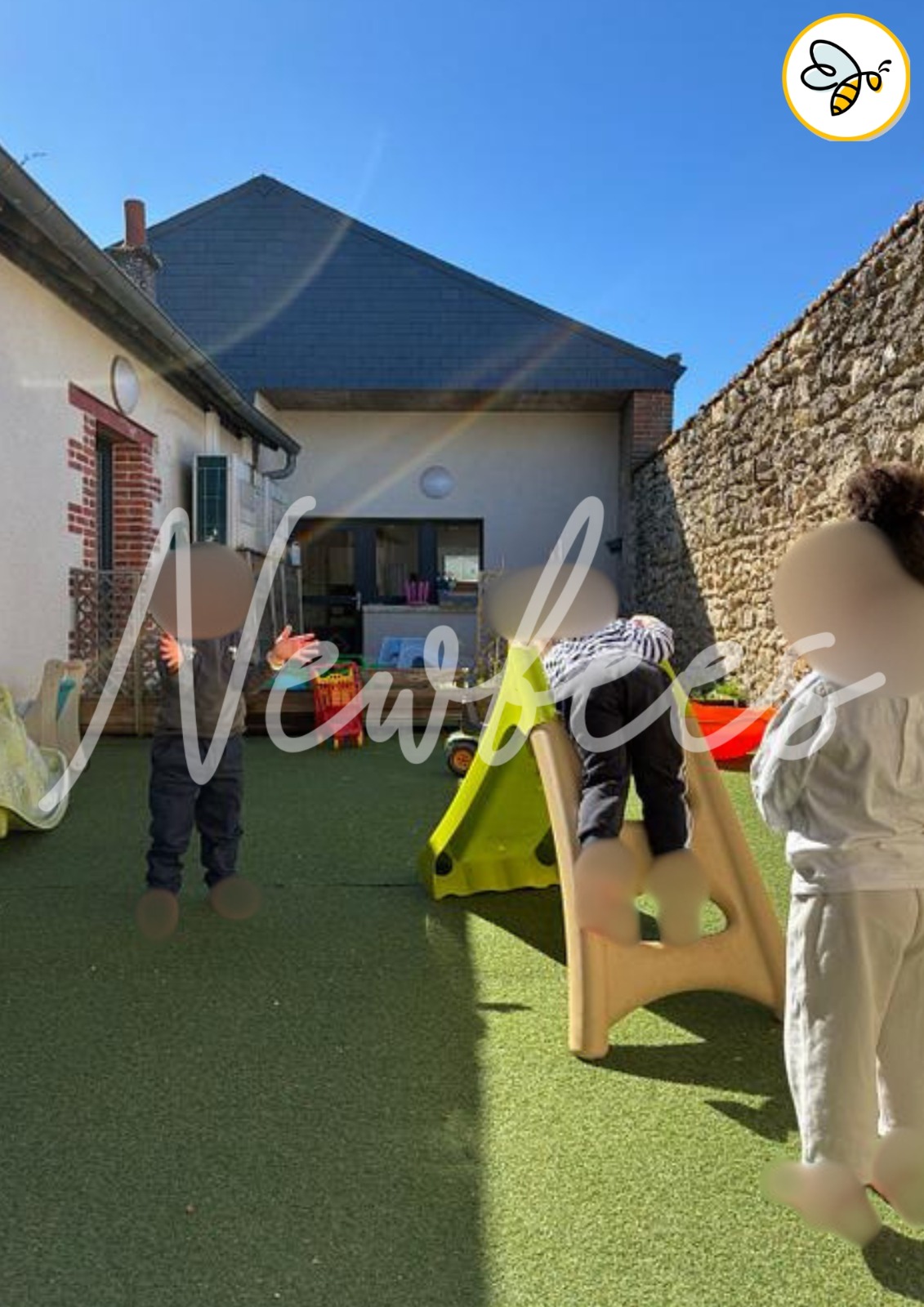 Parcours moteur coloré dans le jardin