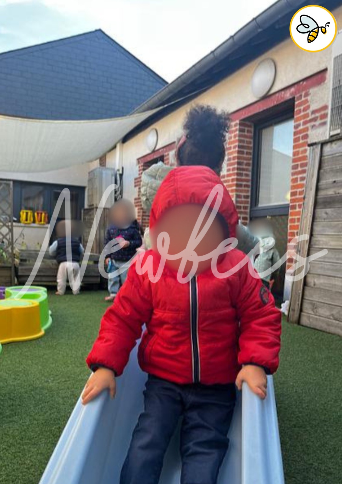 Enfant sur le toboggan dans le jardin