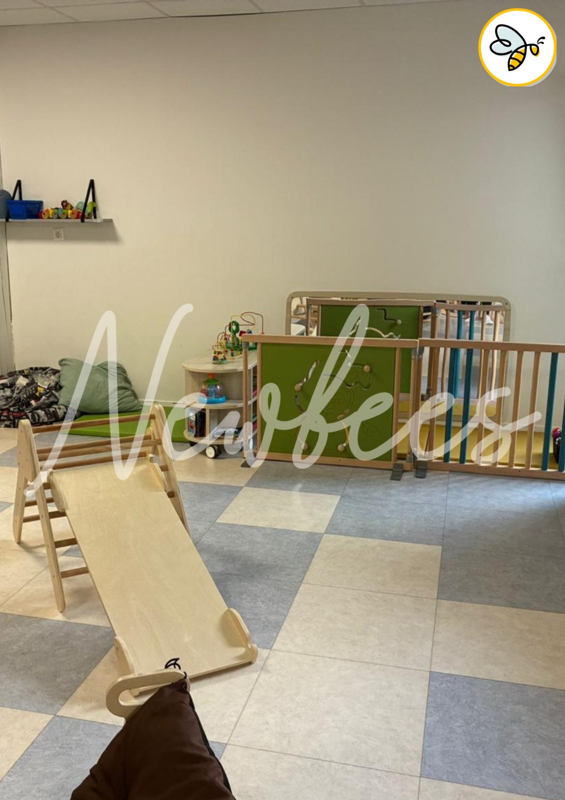 Espace dédié aux bébés avec parc