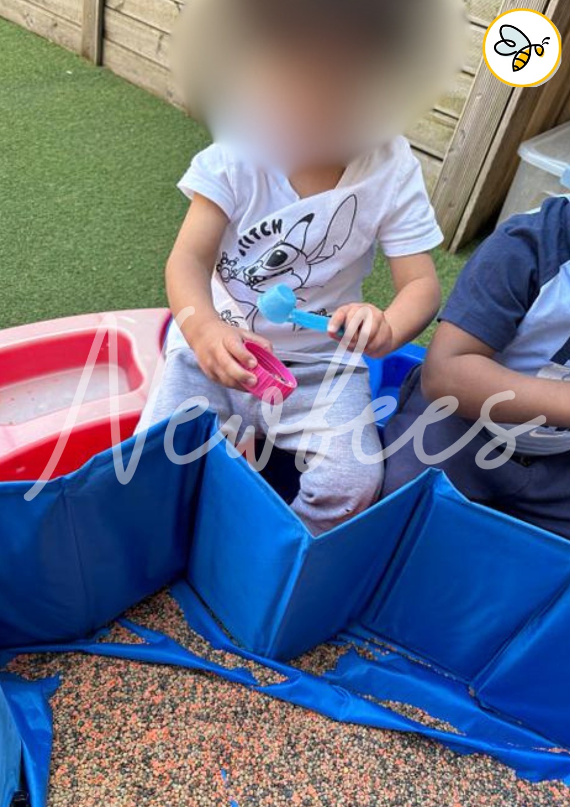 Enfant jouant avec une balle dans le jardin