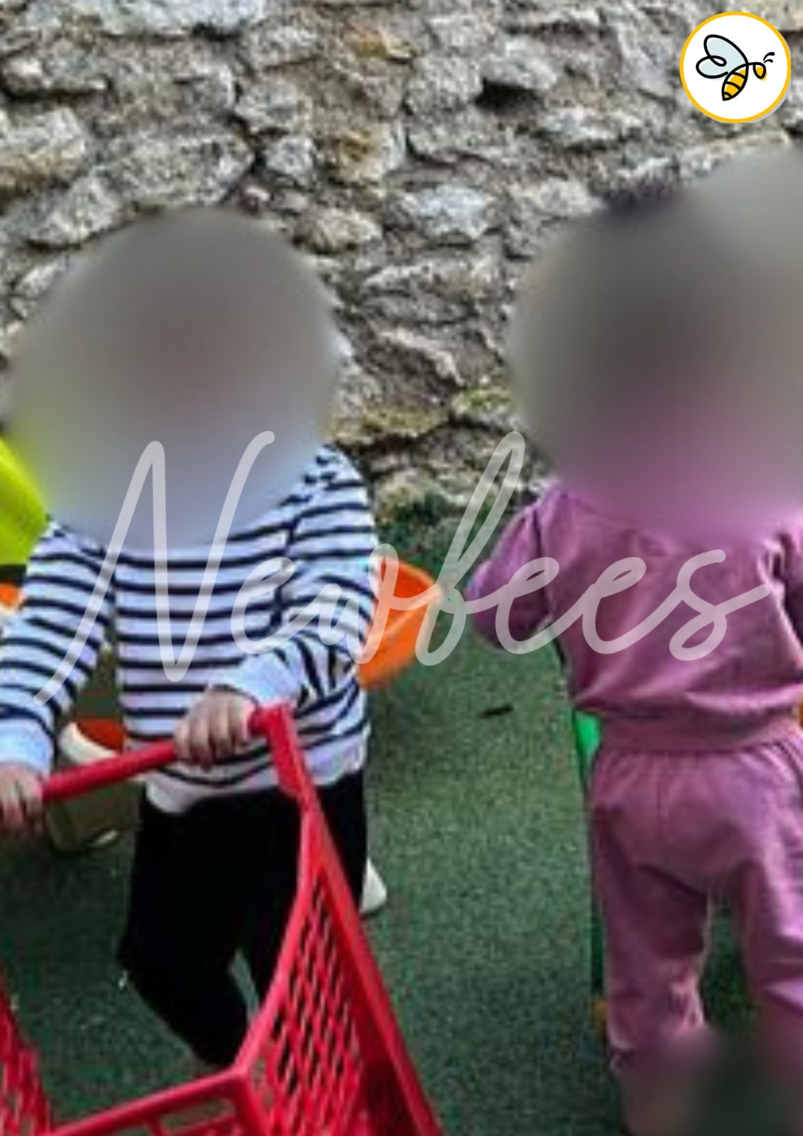 Enfants jouant avec des chariots dans le jardin