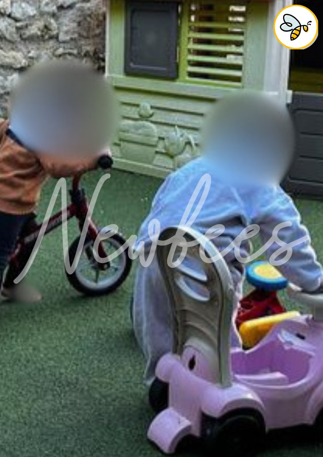 Enfants à draisienne dans le jardin