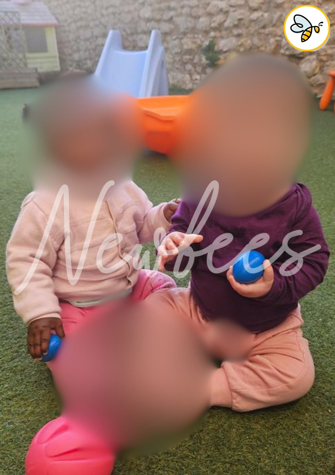 Jeux entre enfants dans le jardin