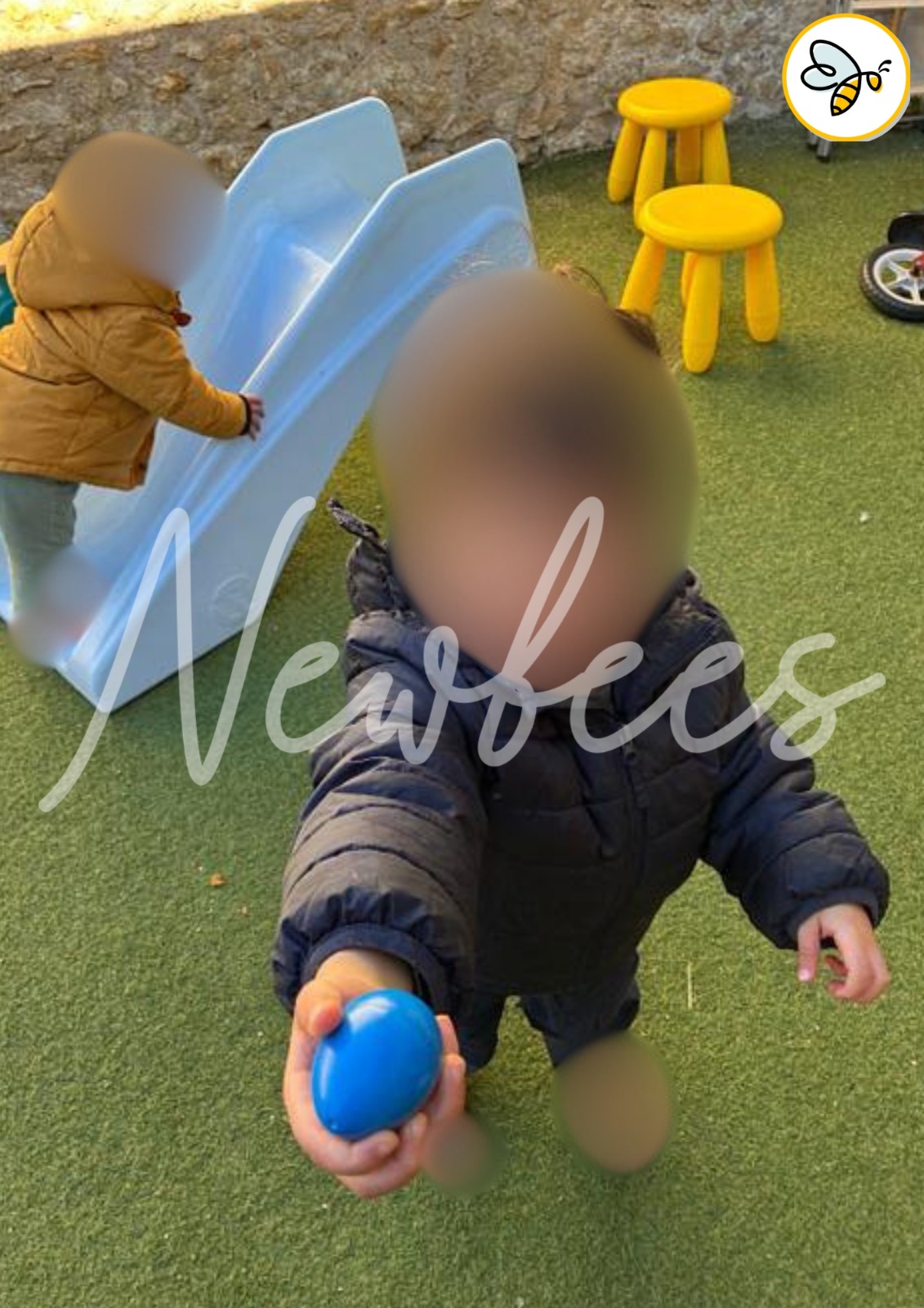 Enfants sur le toboggan du jardin
