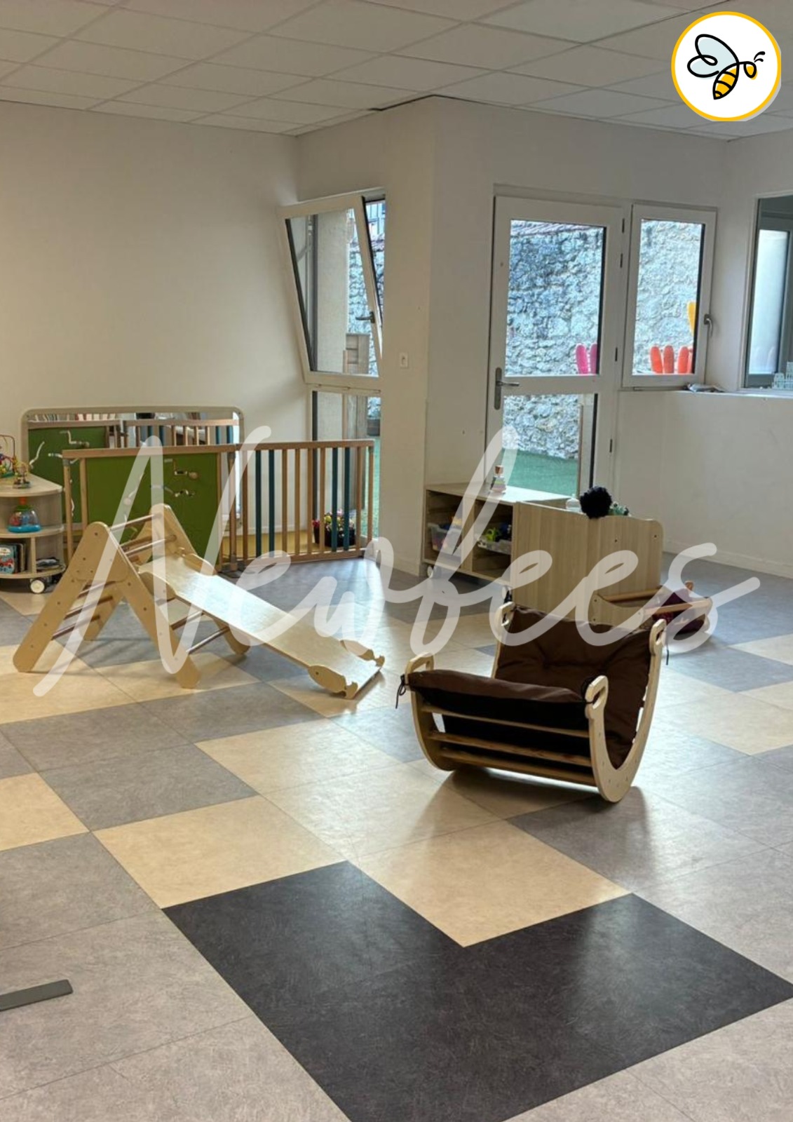 Salle de motricité avec triangle Pikler et bascule